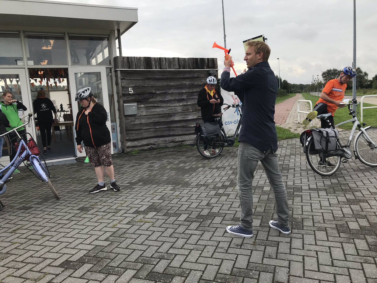 MaartenSport's tweet photo. Als mooi alternatief voor het niet doorgaan van de No Limit Challenge van de afgelaste triatlon, doen 20 deelnemers van @supercoolalmere met 20 sportmaatjes mee aan de Super Cool Challenge in Almere. Bootcampen, wandelen en fietsen zijn de activiteiten. @sportflevo https://t.co/BTaoQcmQwt