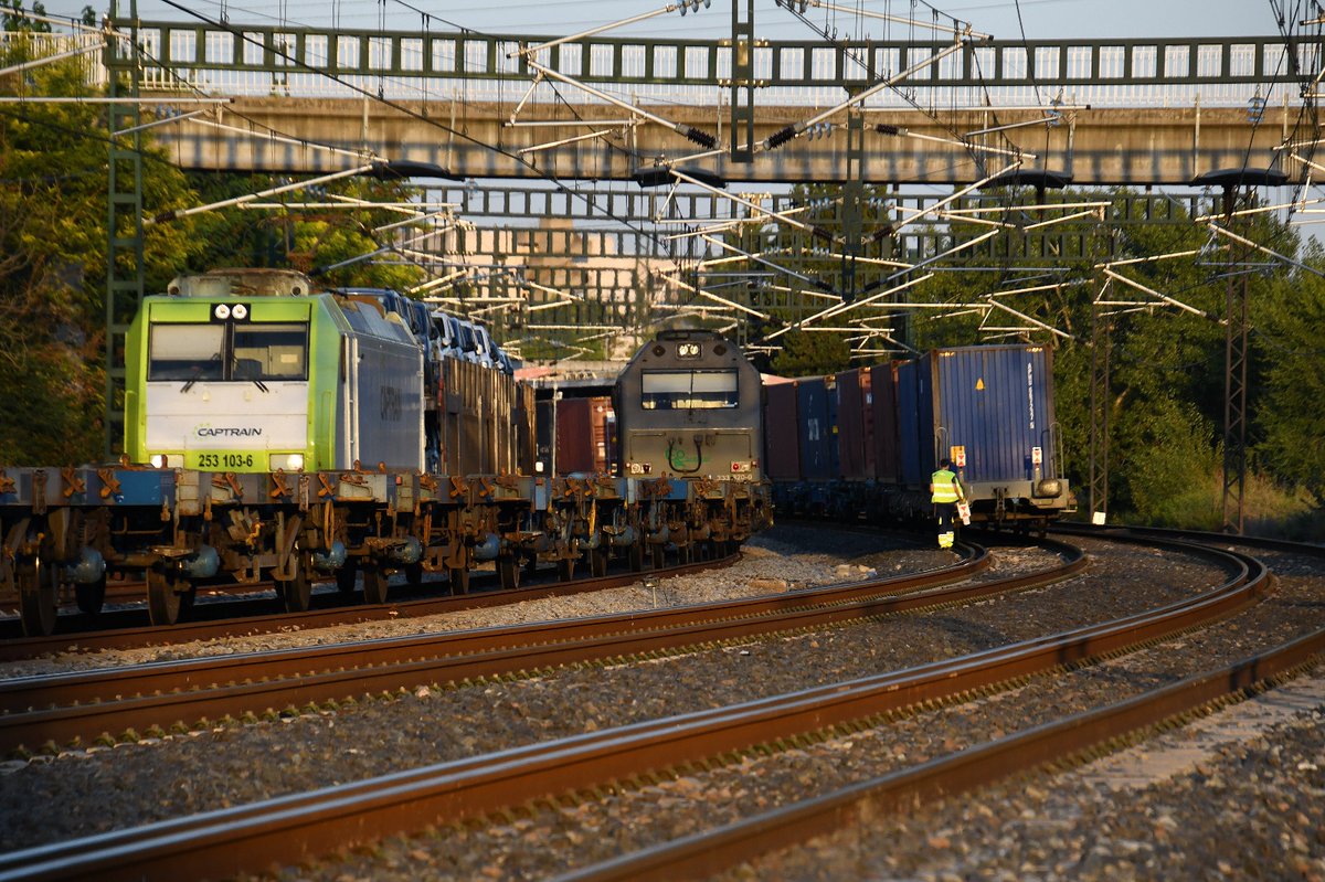 jordasso1's tweet photo. Traxx @BombardierRail @Captrain_Europe ,103 pistacha,cruzándose con la Prima @Alstom_es 320 #gotransport, en Rubí https://t.co/2TGTKEdAeS