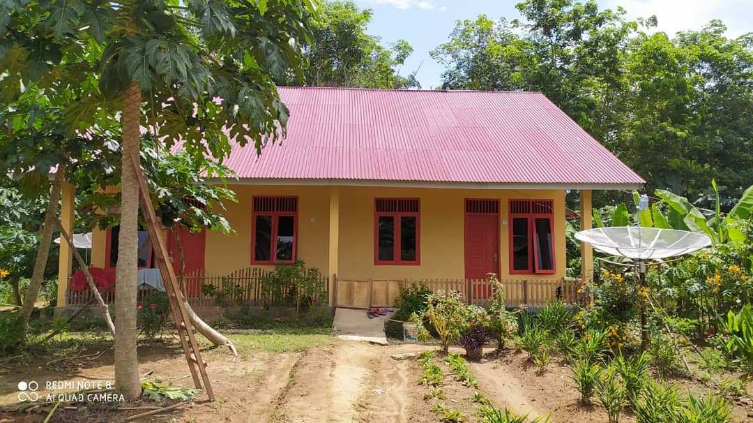 FKDB_2005's tweet photo. Indragiri Hulu, 04 September 2020

Alhamdulillah FKDB berhasil membangun 6 unit rumah tinggal untuk anggota FKDB wilayah Air Molek, Program bantuan rumah tinggal akan dilanjutkan untuk unit ke 7 &amp; 8 yg tepat di hari ini telah dilakukan peletakan batu pertama untuk pondasi tanah. https://t.co/yxxrrmNPU1