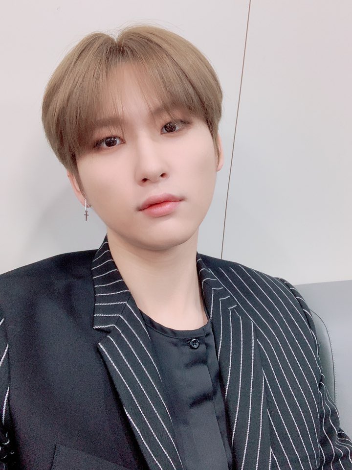 CRAVITY_twt's tweet photo. 러비티 맘 훔치러 왔습니다만 ?

#크래비티 #flame #러비티 #뮤직뱅크 #우빈 https://t.co/GI98rBdf0X