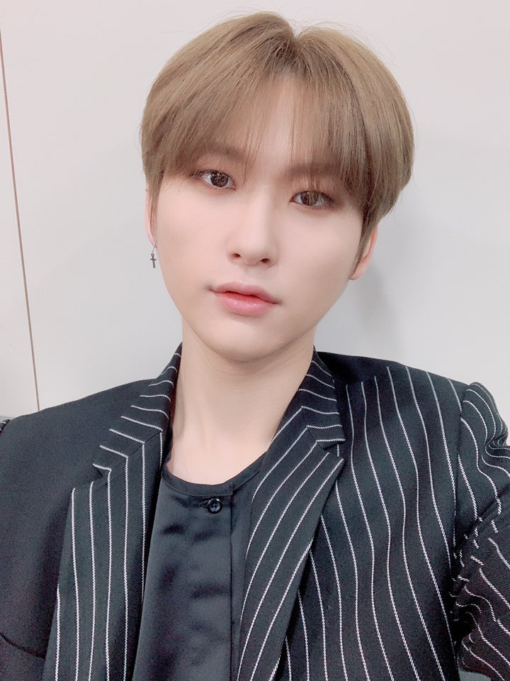 CRAVITY_twt's tweet photo. 러비티 맘 훔치러 왔습니다만 ?

#크래비티 #flame #러비티 #뮤직뱅크 #우빈 https://t.co/GI98rBdf0X