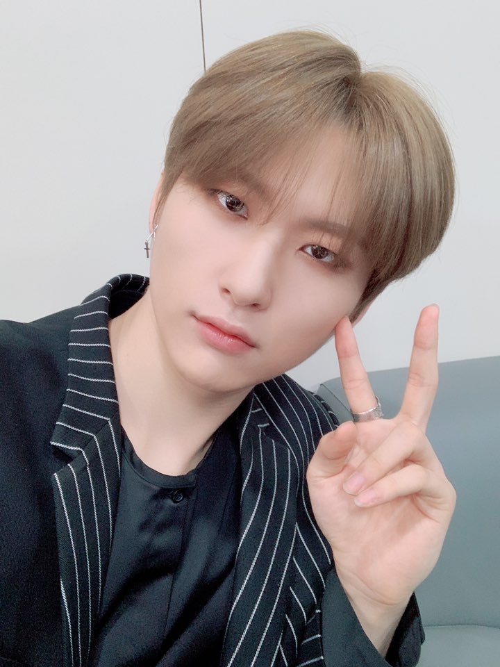 CRAVITY_twt's tweet photo. 러비티 맘 훔치러 왔습니다만 ?

#크래비티 #flame #러비티 #뮤직뱅크 #우빈 https://t.co/GI98rBdf0X