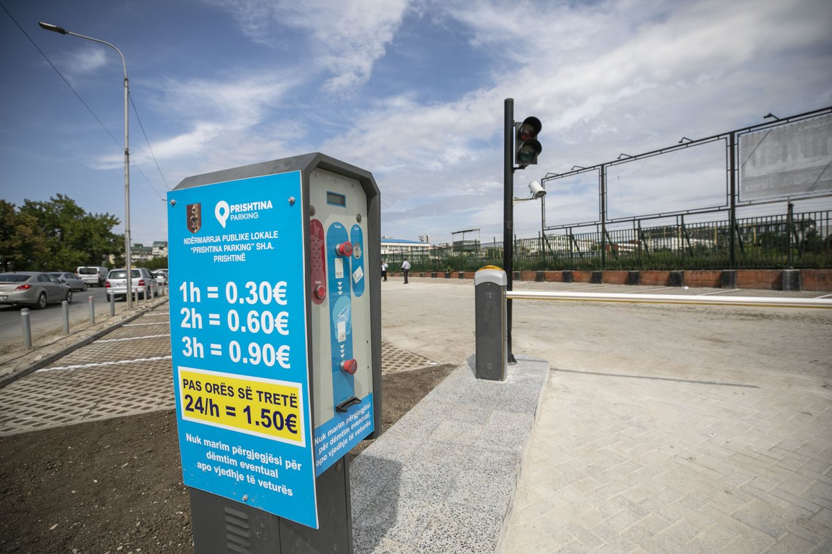 KPrishtines's tweet photo. Ndërmarrja Publike Banesore po punon në finalizimin e punimeve të hapësirës për parking pranë stadiumit “Ramiz Sadiku”. Parkingu me 120 vendparkim do të menaxhohet nga ndërmarrja “Prishtina Parking”
Me rend e rregull është edhe përditshmëri më e lehtë për të gjithë.

#prishtina💙 https://t.co/PoJTBo7RqU