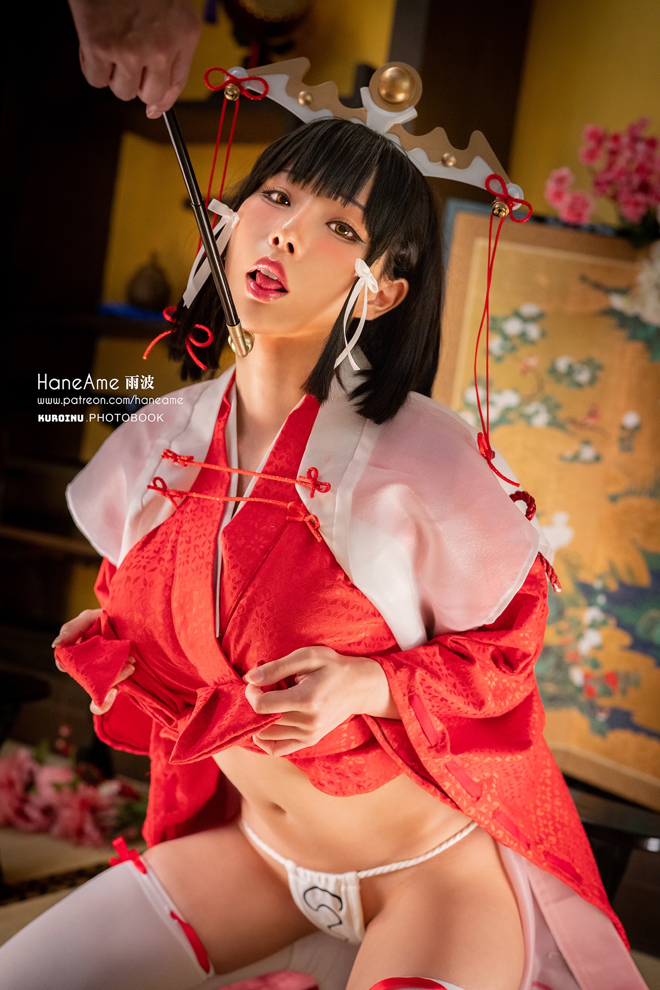 画像,初めて巫女に扮した！どうだった？初めて赤いロープで写真を撮る。とても痛い💦新刊 #黒獣 予約受付中です🔽🔽🔽--My first witch look! How…