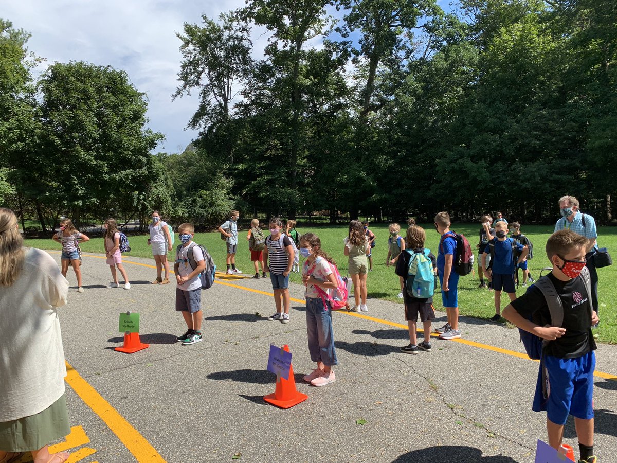 BriCan034's tweet photo. We had a GREAT first day of school at Crescent Elementary! It was so nice to see our students and parents back on campus! https://t.co/cXiBIO23Ae