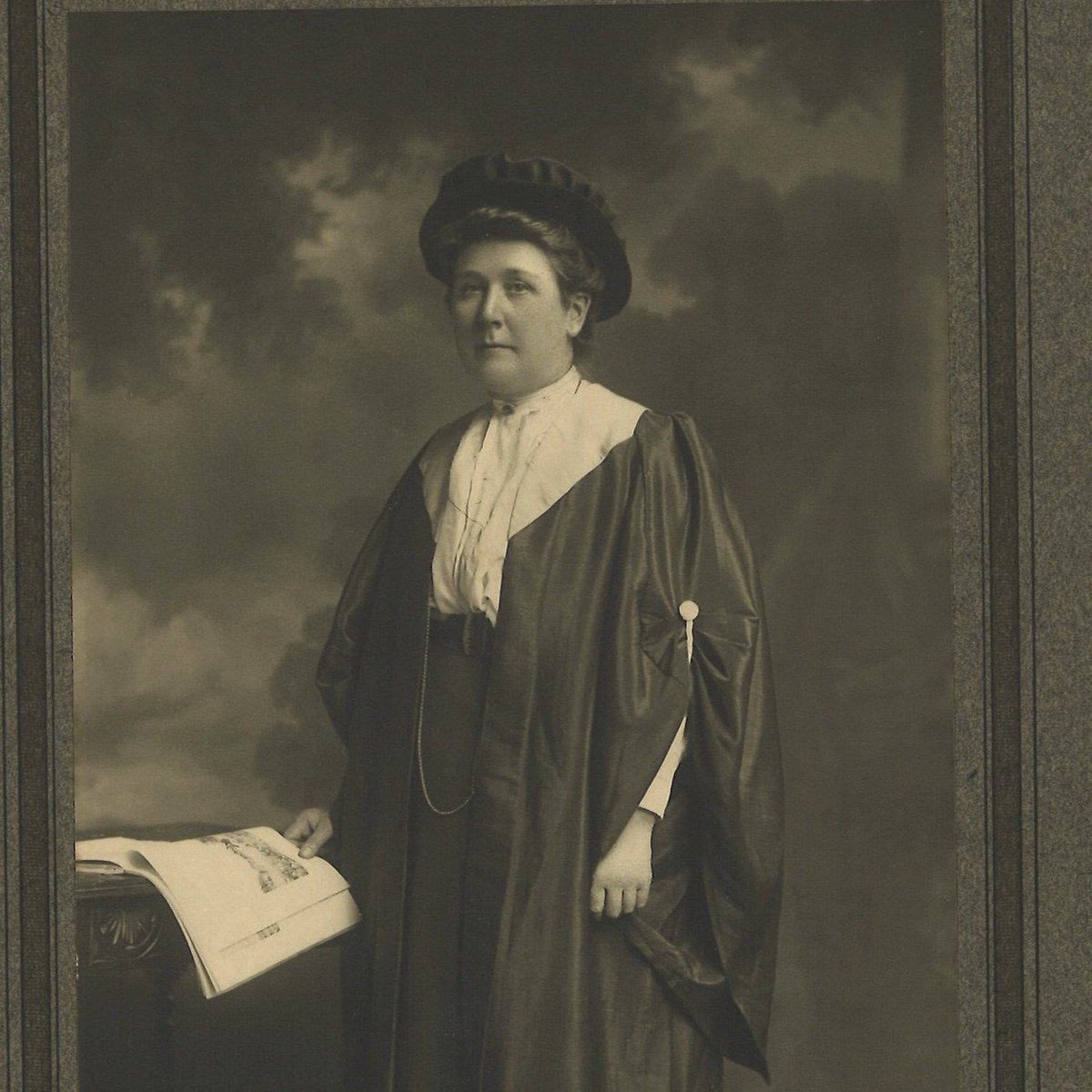 Next single mum, Grace Cadell who adopted girls & boys & left them = shares in her will. Grace was a doctor who cared for sick suffragettes recovering from hunger strike. She once paid a fine in pennies to annoy the bailiffs. I love her. Go Grace & her brilliant principles /2