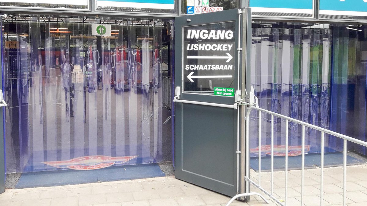 VLPnaaldwijk's tweet photo. Een strokengordijn is dé oplossing om een doorgang vrij toegankelijk te houden zonder dat er warmte of koude verloren gaat. Bij @DeUithof hebben we, door het plaatsen van strokengordijnen, ervoor kunnen zorgen dat er geen temperatuur verloren gaat via de ingang van de Schaatsbaan https://t.co/TwXzDs2FMU