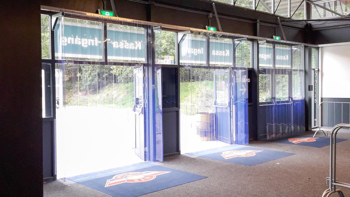 VLPnaaldwijk's tweet photo. Een strokengordijn is dé oplossing om een doorgang vrij toegankelijk te houden zonder dat er warmte of koude verloren gaat. Bij @DeUithof hebben we, door het plaatsen van strokengordijnen, ervoor kunnen zorgen dat er geen temperatuur verloren gaat via de ingang van de Schaatsbaan https://t.co/TwXzDs2FMU