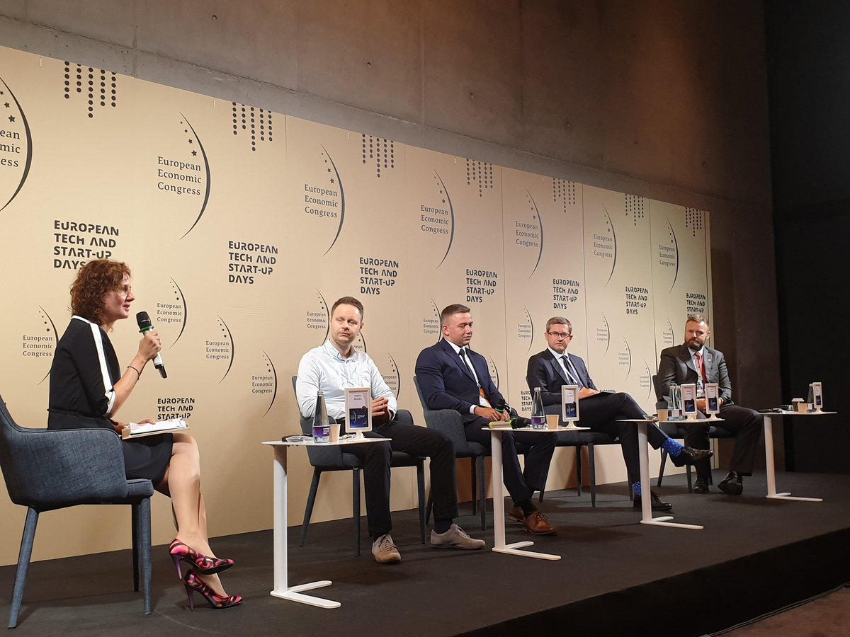 NCBR_pl's tweet photo. #Innowacje dla #biznes - to temat rozmowy na #EKG2020 #EEC2020, której moderatorem jest zastępca dyrektora @NCBR_pl @izmudka. Beneficjenci #FunduszeUE: #LeanTech, @indoorway, #GrafikOptymalny, #CyberStudio, #3Soft mówią o rozwiązaniach, które pomagają prowadzić #firma w #pandemia https://t.co/9dvPZCJRPo