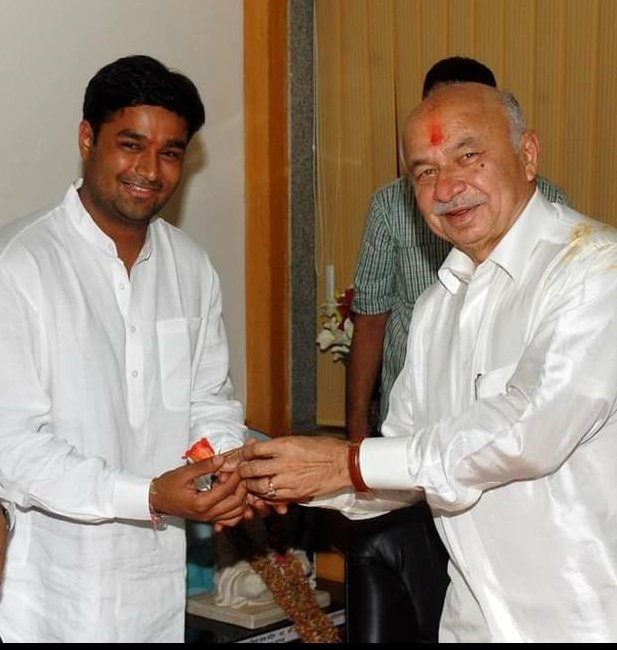 GaneshYadavINC's tweet photo. Wishing a Congress Stalwart Former Home Minister of India and Former CM of Maharashtra Shri @SushilShindeINC ji a very Happy Birthday. https://t.co/drbUnm8woe