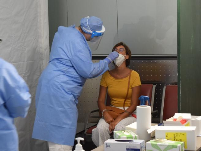Corriere's tweet photo. Quarantena senza smart working per gli asintomatici: vietato lavorare anche da casa https://t.co/CQbTx2sRx2 https://t.co/ybflgN9sx0