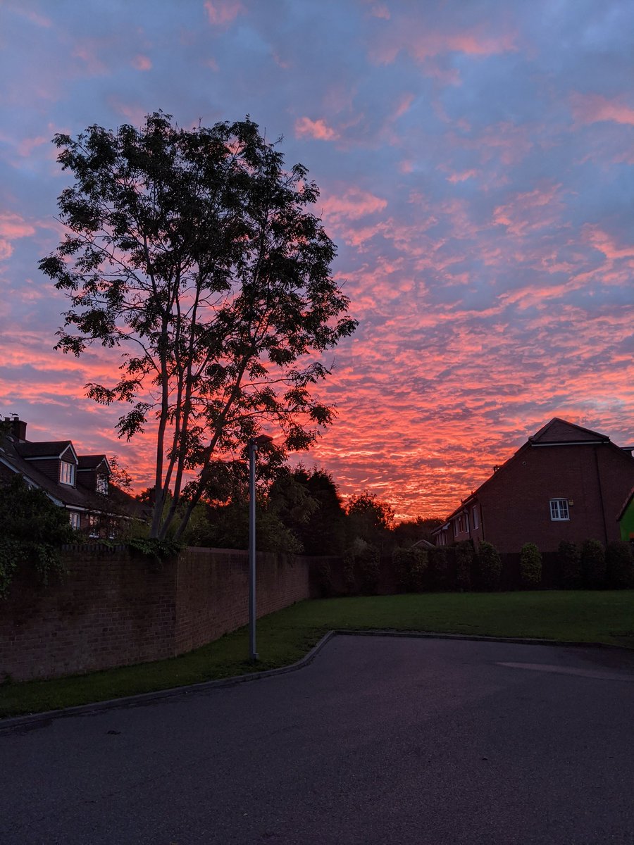 CtiaCndd's tweet photo. Friday sky on fire! #firesky #sunrise #nofilter #sunrisephotography #itsfriday #wakingupearly https://t.co/MIMY1ZzKCE