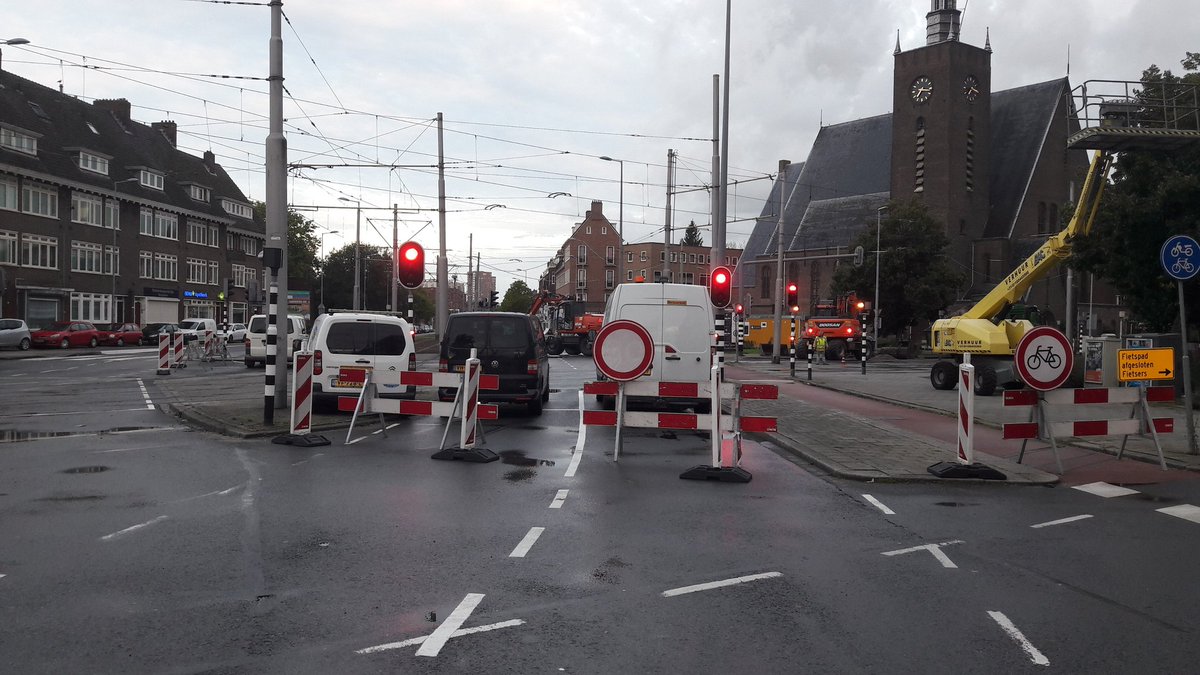 van_der_hul's tweet photo. UPDATE: #Breeplein
Fase 3 is begonnen. In deze fase kan er geen verkeer vanuit @DeKuip richting @Zuidplein_NL. De omleiding staat aangegeven met de gele borden. De #doorsteek op de #Randweg is ook dicht. @RETRotterdam @iburo010 @Stadsbeheer010 https://t.co/rUYmr3ODol