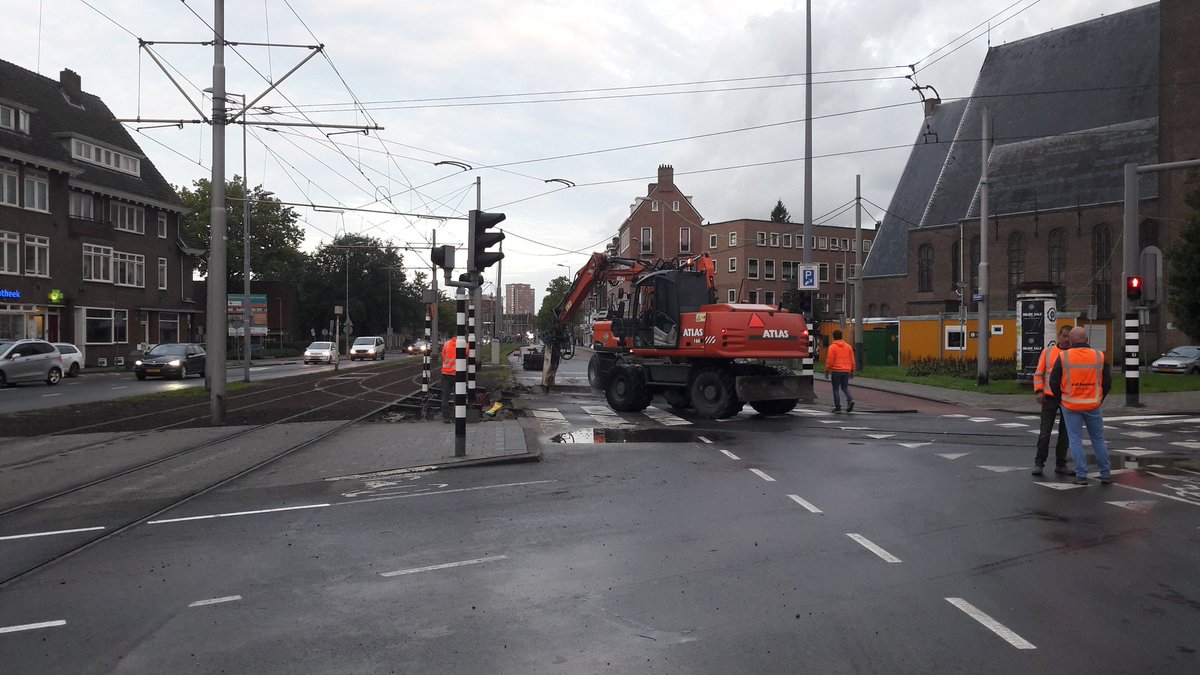 van_der_hul's tweet photo. UPDATE: #Breeplein
Fase 3 is begonnen. In deze fase kan er geen verkeer vanuit @DeKuip richting @Zuidplein_NL. De omleiding staat aangegeven met de gele borden. De #doorsteek op de #Randweg is ook dicht. @RETRotterdam @iburo010 @Stadsbeheer010 https://t.co/rUYmr3ODol