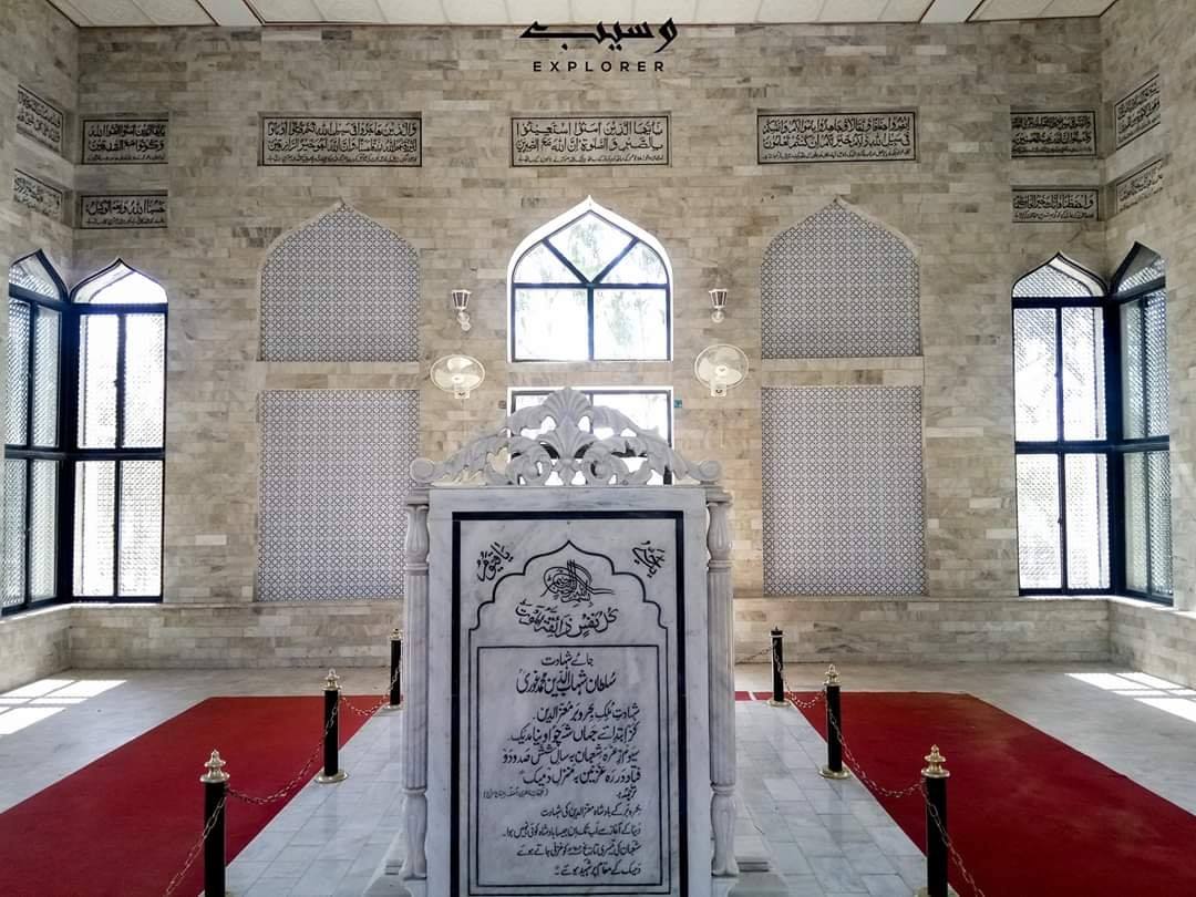 Headstone bears a Persian quatrainmartyrdom of sovereign of sea & land Mu'izz-ud-Dinfrom beginning of world like of whom no monarch aroseon third of the month Sha'ban in year 602happened on road to Ghaznin at halting place of Dam-yakthis comes straight from Tabqat e Nasiri