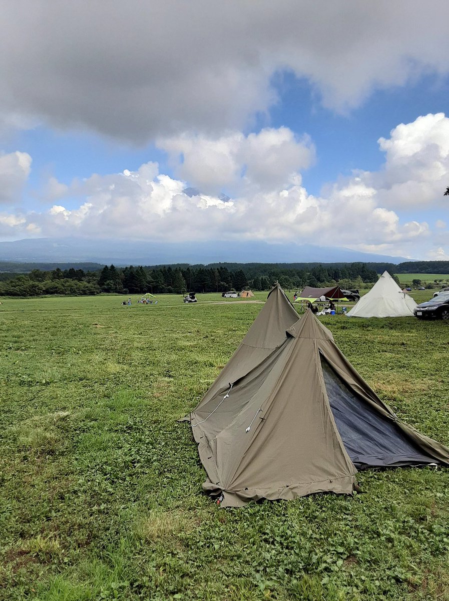 Tg101067's tweet photo. キャンパーの聖地？ふもとっぱら、予約取れたので初めてきた。しかし暑いし富士山見えない。 https://t.co/JEhGouNXk9
