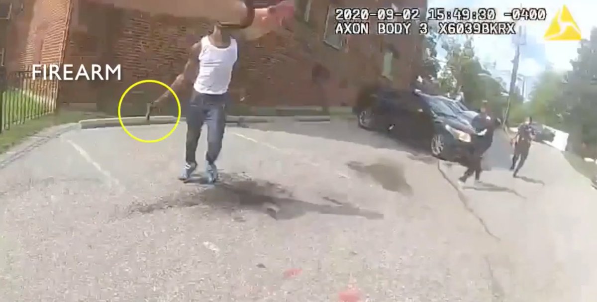 Shawington's tweet photo. @tweetelissa @councilofdc @DCPoliceDept that sure does look like a gun in his hand to me
#scary
#DeonKayShooting #OfficerInvolvedShooting @DCPoliceDept #Soufeas #SouthEast #JusticeForDeon #Justice4Deon https://t.co/MX6ETuxT2Y
