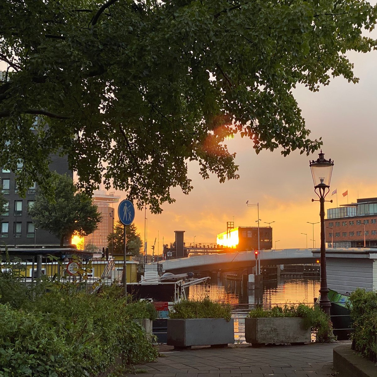 squashcity020's tweet photo. Sporten om 7:oo uur... ❤️
#squashcity #sunrise #loveamsterdam #sporten #amsterdam https://t.co/u8sOpvyxgI