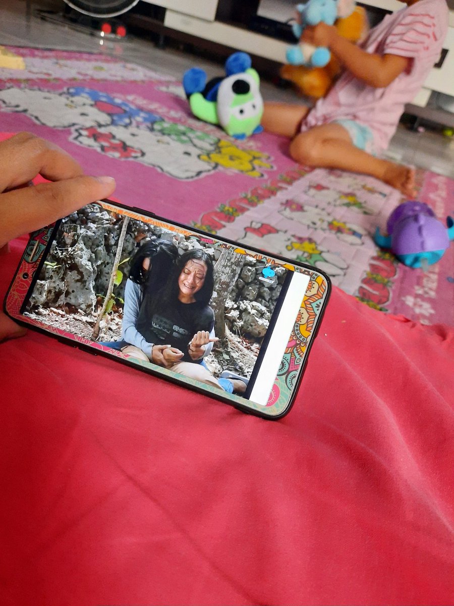 sahamitty's tweet photo. Sambil nemenin anak main,emaknya nyari2 film. Eh ketemu film judulnya mudik. Duh plot twist bgt gak sih,sinta bingung suaminya meninggal gara2 dia hamil sama selingkuhan. Emmm,aku sih galfok sama ibnu jamil. Ganteng parah kusut begitu. https://t.co/wq9OOf1822