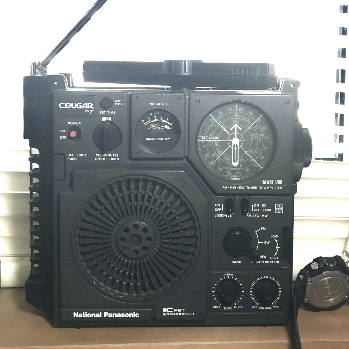 ときた洸一 去年も書いたけど ラジオはスマホで聴けるから と思うだろうけど 家で充電出来ない状態だから スマホは通信用に バッテリー温存しないといけないんです 母親曰く 停電続きで夜中真っ暗になり音も無い状態はとても不安なので ラジオが鳴る