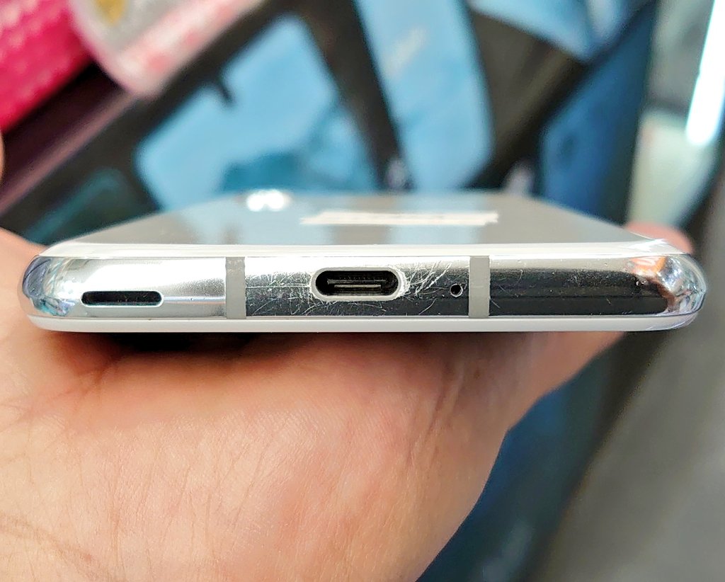 iosys_official's tweet photo. ☆ドラマティックカメラ☆
AQUOS R2 SHV42 ロック解除済
中古Ｃランク 税込24,800円
動画用と静止画用の２眼カメラ搭載で発売当時話題になった機種です！！
⏬商品ページ⏬
https://t.co/G0S5HDtm0O
外装状態は写真④な感じですが、気になる方は是非お店でチェケラ！！
#イオシス #SHV42 https://t.co/D60QmNMDik