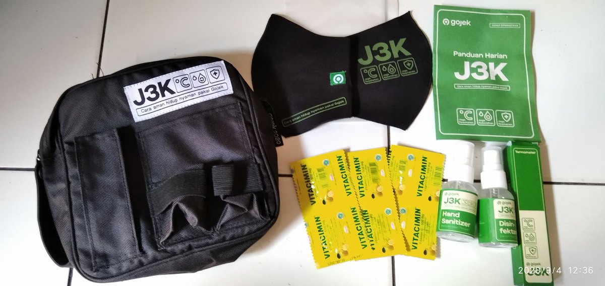 KendorJoy's tweet photo. Terima kasih @gojekindonesia atas hadiah #J3KBag nyaa ๐๐๐๐ https://t.co/ArLqV2iUTz
