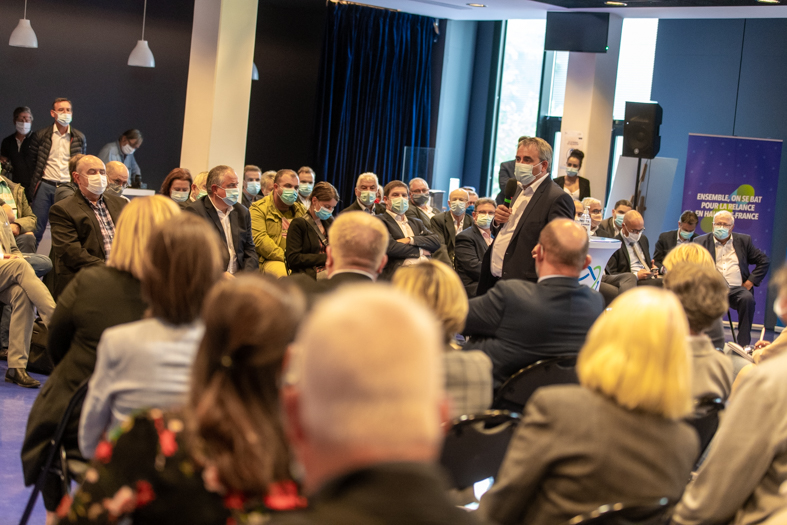 LauDegallaix's tweet photo. Beaucoup de monde hier à la présentation du Plan de Relance de la Région @hautsdefrance. 
Merci à @xavierbertrand et à tous les intervenants.
Elus et collectivités, nous continuerons à être aux côtés des acteurs économiques du territoire. #RelanceHDF
https://t.co/TEWa3r8mvR https://t.co/uIp2XSRlum