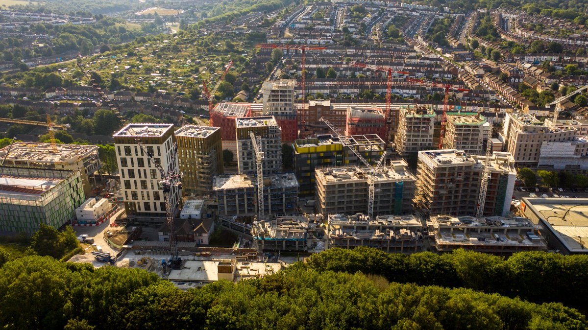 PaulHackett10's tweet photo. Loving these stunning images of @optivohomes land-led development at #PrestonBarracks, #Brighton:

369 high quality homes for #AffordableRent, #MarketSale and #SharedOwnership.
Check out our website for further information: https://t.co/Xq8ezN7EcW 

#ukconstruction #UKhousing https://t.co/8RG0183WMG