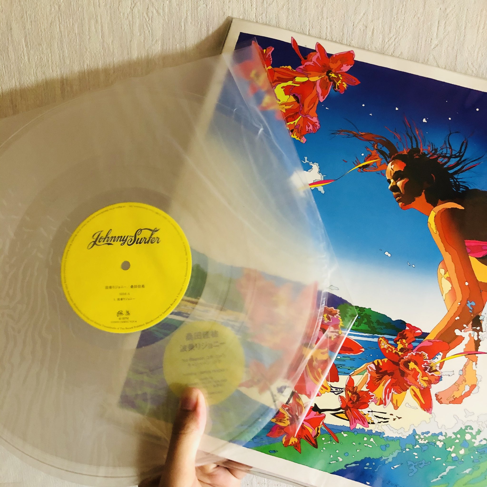 山口順平 波乗りジョニー 01 桑田さんソロ A面は湘南印のポップロック C Wはr Amp B歌謡 黄昏のサマー ホリデイ でどちらも王道中の王道 本盤からサザンとソロの決定的相違点はリズム隊の個性 有機性 のみになった 更に 音楽寅さん 関連作2曲