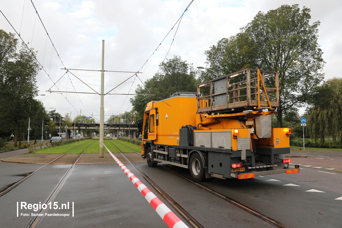 regio15's tweet photo. Op de #MonseigneurvanSteelaan in #Voorburg, thv de #Wilgendreef, is de bovenleiding van de tram kapot gereden door een vrachtwagen. De bestuurder daarvan koos het hazenpad. De HTM is bezig met reparatie. Voor tramlijn 2 geldt een omleiding. https://t.co/7wV6vNgVUR