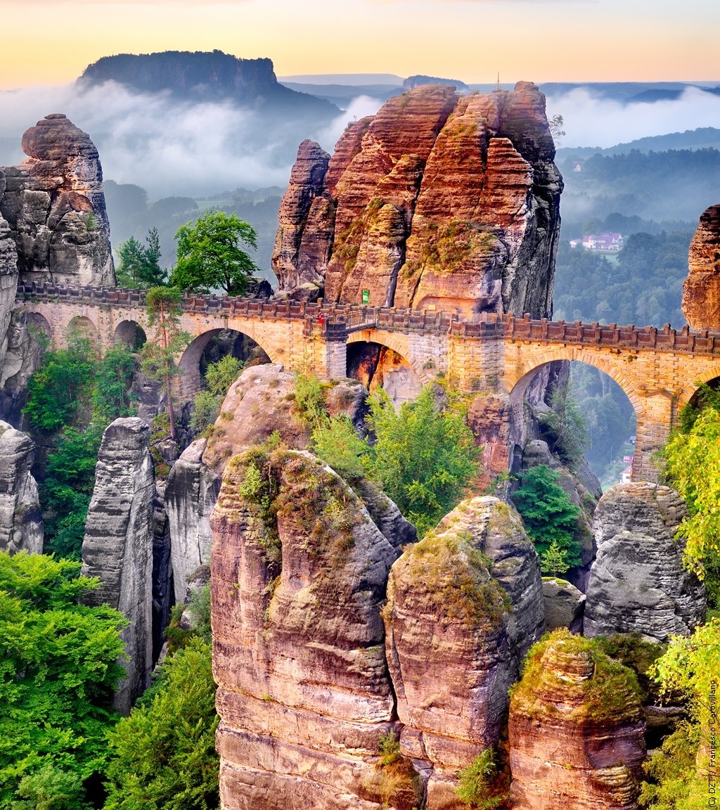 ドイツ観光局 ここはsfの世界 ドレスデン近郊のザクセン スイス国立公園のハイライトは 奇岩と奇岩の間の断崖絶壁に架かる バスタイ橋 今にも周囲の奇岩が岩の巨人と化して うごめき出しそう そんな妄想すらも現実になりそうな不思議な光景に