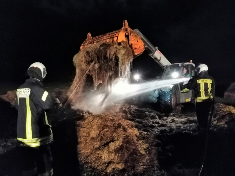 wwwFEUERWEHRde's tweet photo. #Feuerwehr #Aurich #Middels
Nächtliche Gefahrenbeseitigung im landwirtschaftlichen Betrieb – 150 Rundballen brandgefährlich
https://t.co/zb62ZTjOg3
#EinsatzFW https://t.co/ZfSuBUWUQB
