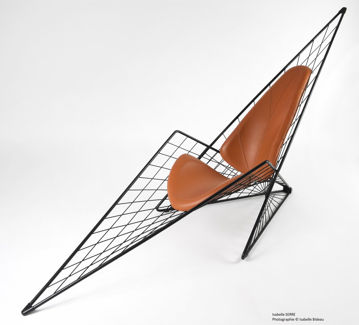 MobilierNat's tweet photo. Un air de famille ? 🧐
En tous cas, c’est bien à @LaTourEiffel que vous pouvez admirer cette chaise d’Isabelle SERRE à l'occasion de l’expo #MetalEtDesign.
#PDW20 @ParisDesignWeek
➡️https://t.co/tdL4Sn7iQX https://t.co/uNOKrMZWmu