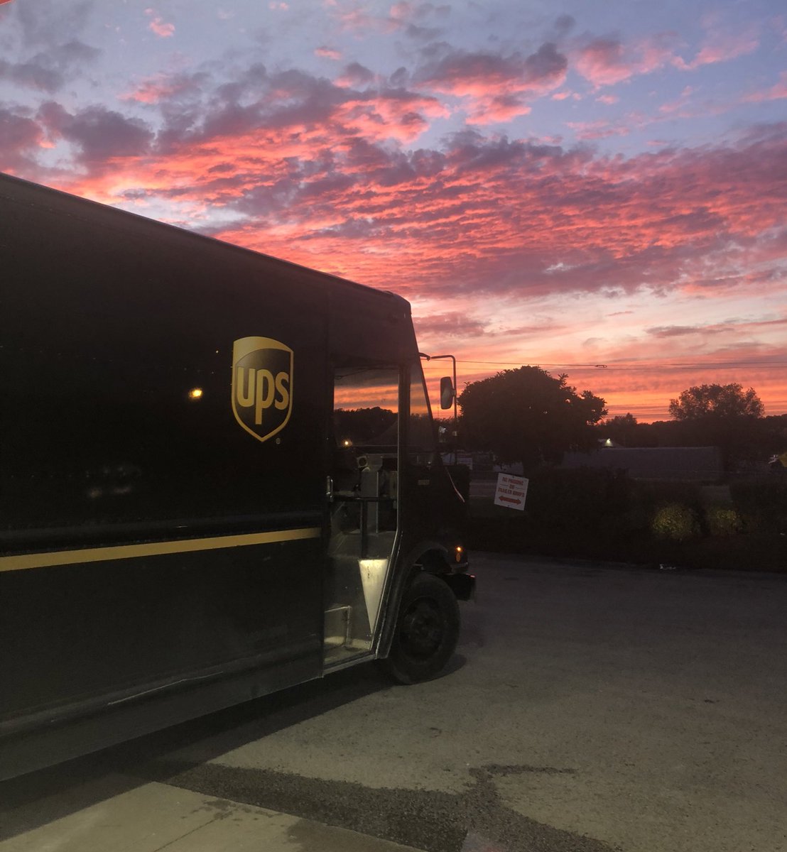 sdfcheryl's tweet photo. Beautiful sunset in Bowling Green KY this evening on Russellville Rd. Always makes me smile when I see a @UPS package car. #nofilter @UpsGreen @OhioValUPSers #Shellstation https://t.co/OCm9sKkjhd