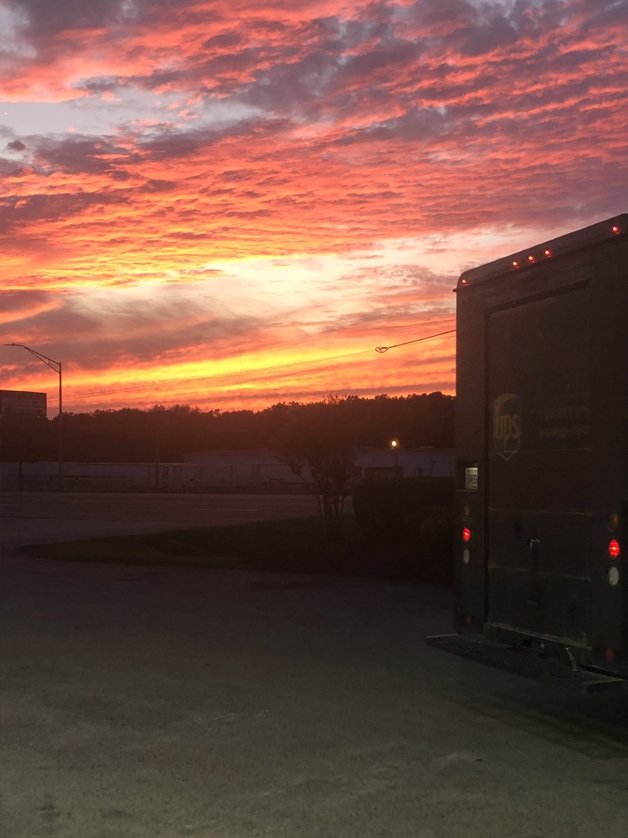 sdfcheryl's tweet photo. Beautiful sunset in Bowling Green KY this evening on Russellville Rd. Always makes me smile when I see a @UPS package car. #nofilter @UpsGreen @OhioValUPSers #Shellstation https://t.co/OCm9sKkjhd