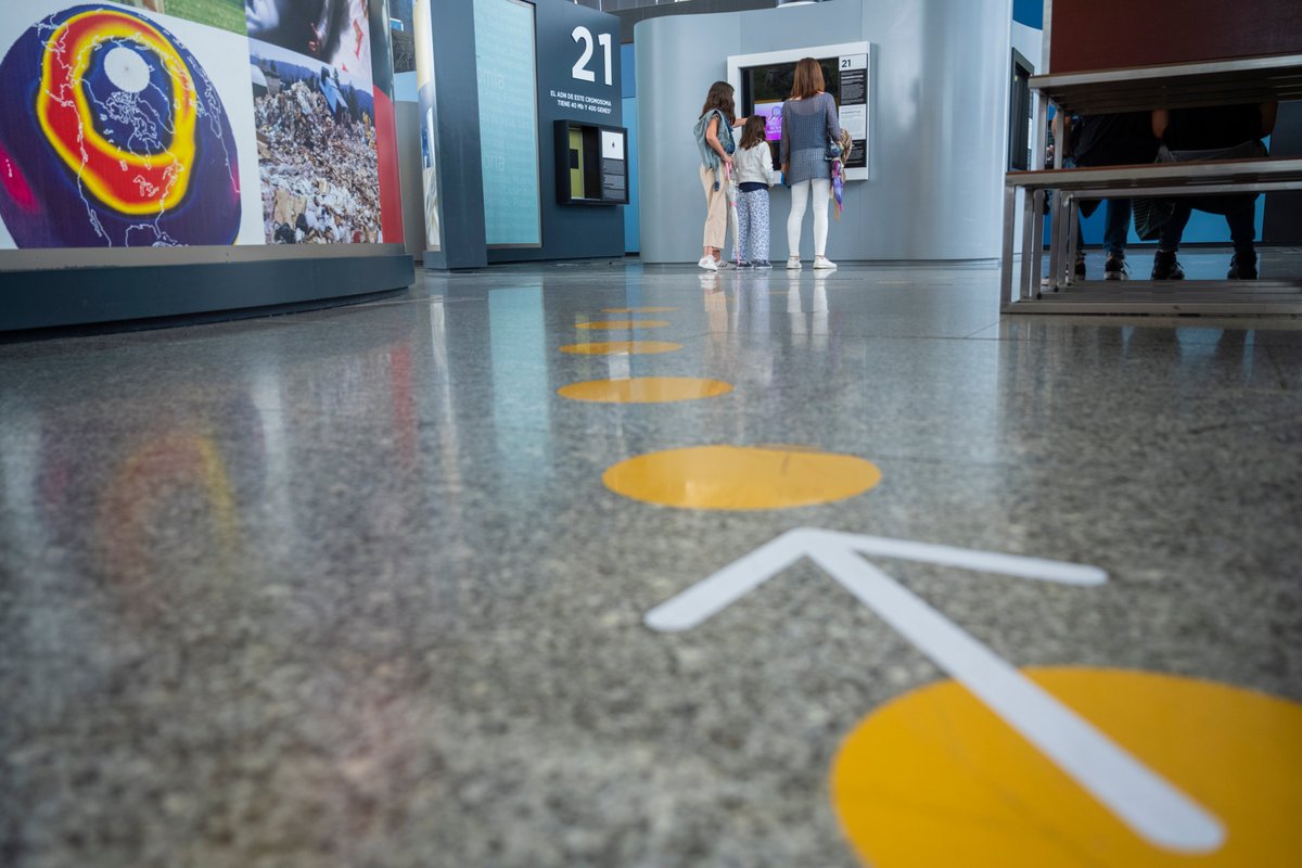 CACiencies's tweet photo. ➡️¿Cuánta agua necesitamos beber diariamente para poder vivir? 
➡️¿Cuánta saliva segregamos al día?  
➡️¿Qué funciones tiene la grasa de nuestro organismo?

Piérdete en el #BosquedeCromosomas del #MuseudelesCiències para descubrir cómo eres y cómo funciona tu cuerpo https://t.co/zAocg3FW9X