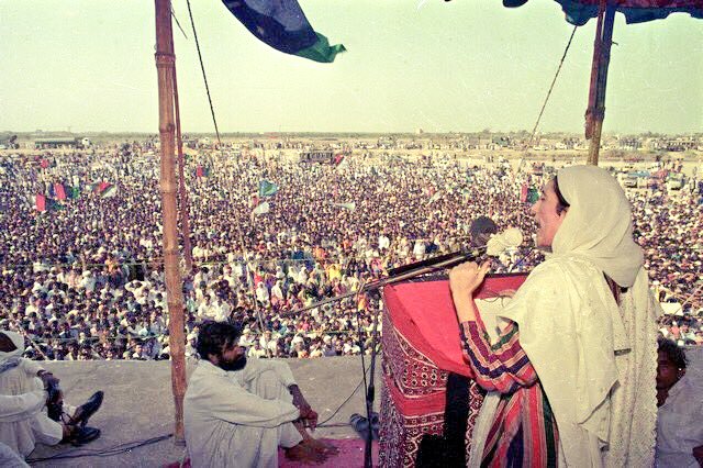 GhoriMuhammed's tweet photo. 1st Lady PM of Pakistan Shaheed Mohtarma Benazir Bhutto addressed a Great Public Meeting in  Thatta on 4 September 1993.

@BBhuttoZardari @BakhtawarBZ @AseefaBZ https://t.co/FPcPBHi8jX
