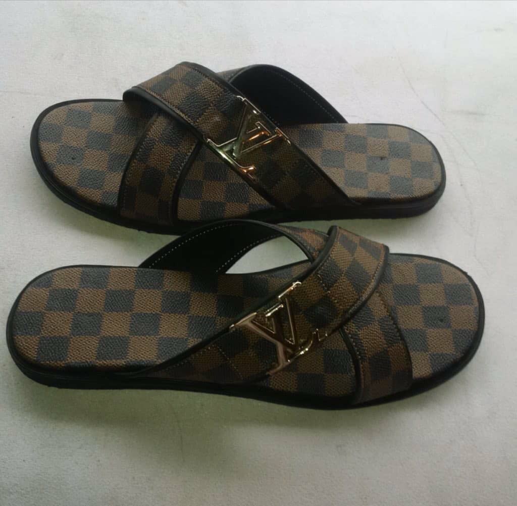 Haliludvm's tweet photo. Hello twitter pls do your thing I need 500 rwt to patronise my brother hustle. Classic and affordable shoe at your door step. Delivery is Nationwide. Price 4500 dm for more designs and sizes. https://t.co/EcAwcfkpFO