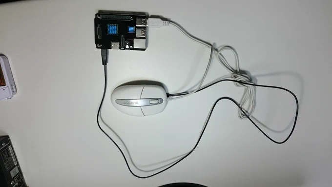 何か Raspberry Pi を使ってて思うのは、「マウスの中にラズパイごと内蔵できないかな」ということ。マウスからHDMI線とUSB線が2本出てる形で持ち歩く。
大きさを見たらちょっと無理そうだったので、電池だけでもマウスの中に入れたい。これなら出来そう。 