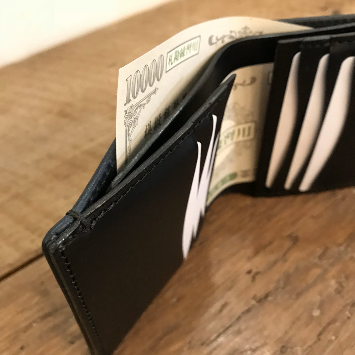 m_ripple's tweet photo. ブランド初期から展開してる二つ折財布。
コインケース無しで札バサミのような感じで使用できる構造。
ここ数年は在庫作って展開してなかったので製作するのもめっちゃ久しぶり。
改めて見るとまぁなかなかにえぇ感じの財布ちゃうかと(自画自賛風)。
#mipple #leather #wallet #MRW001 https://t.co/7Oyc6cMNuY