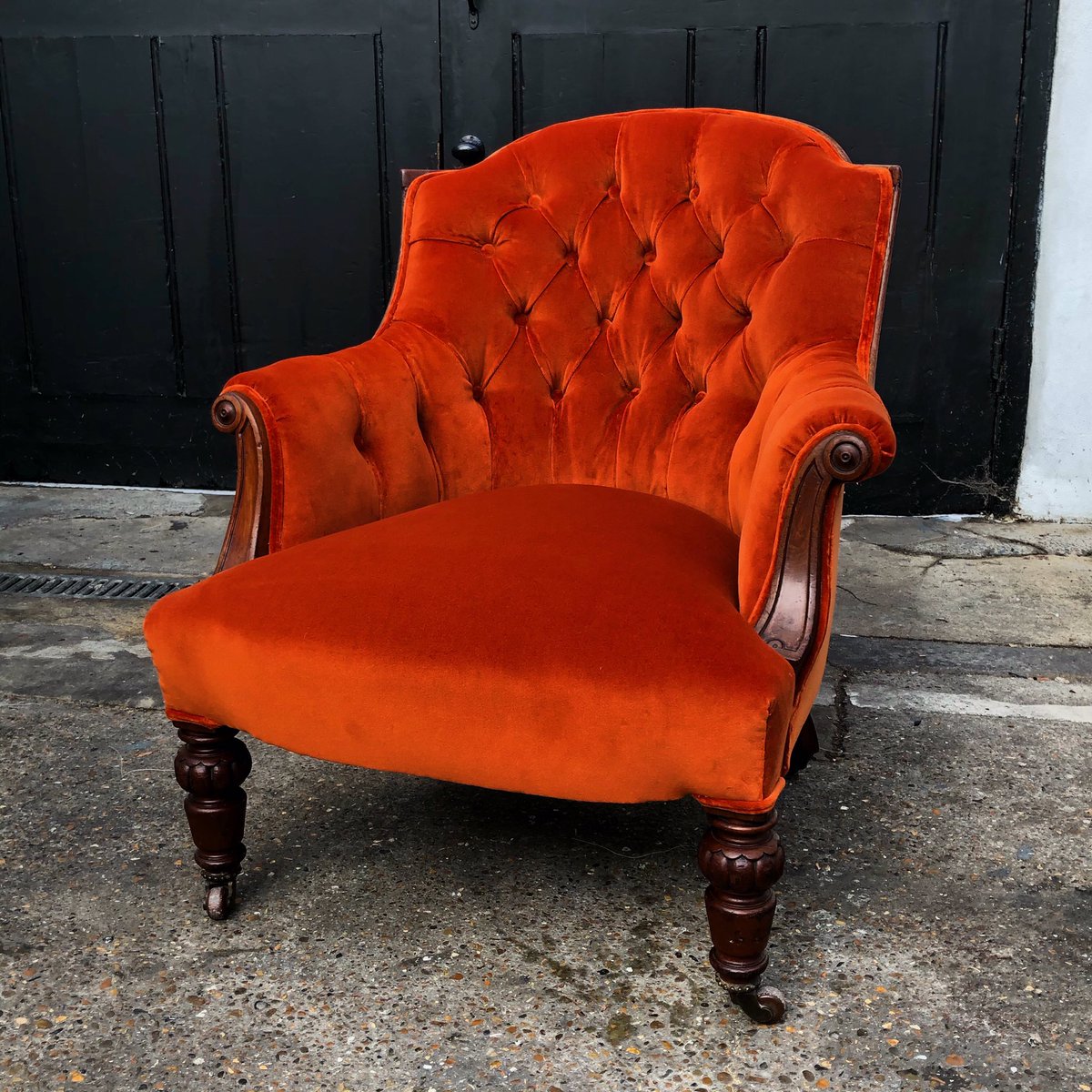 south_rachael's tweet photo. Autumnal deep buttoned velvet armchair. All new traditional upholstery, cosy!!🍁 🍂 🍁 #traditionalupholstery #deepbuttoned #stuffedandstitched #velvet #burntorange https://t.co/CLPduEHnKV