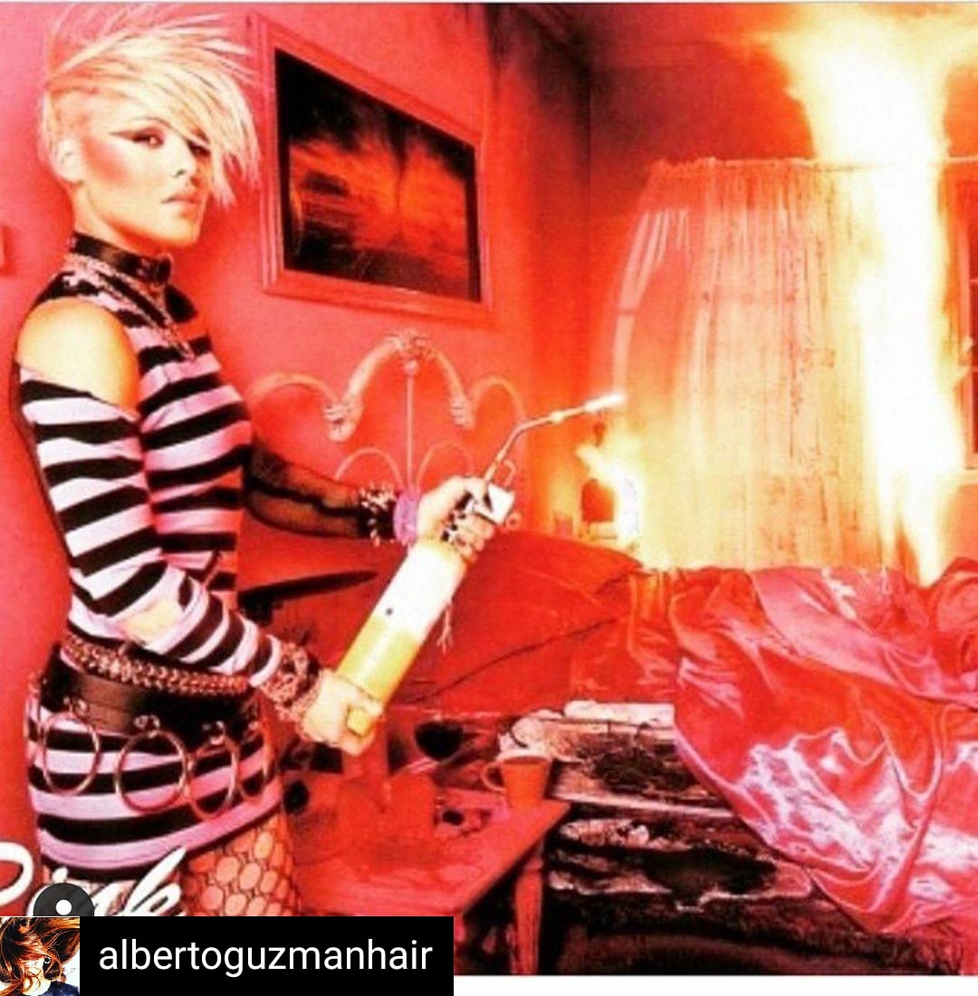 PinkEuropeans's tweet photo. #Repost @albertoguzmanhair Yes @pink set the house on fire... @smoaksalon it’s literally #smokinghot with me ! Yes sir! Get a smoking hot haircut like this one I did on #aleviamore for this photo shoot and work your hair texture this coming fall! #albertoguzman https://t.co/fzvbTQt2D9