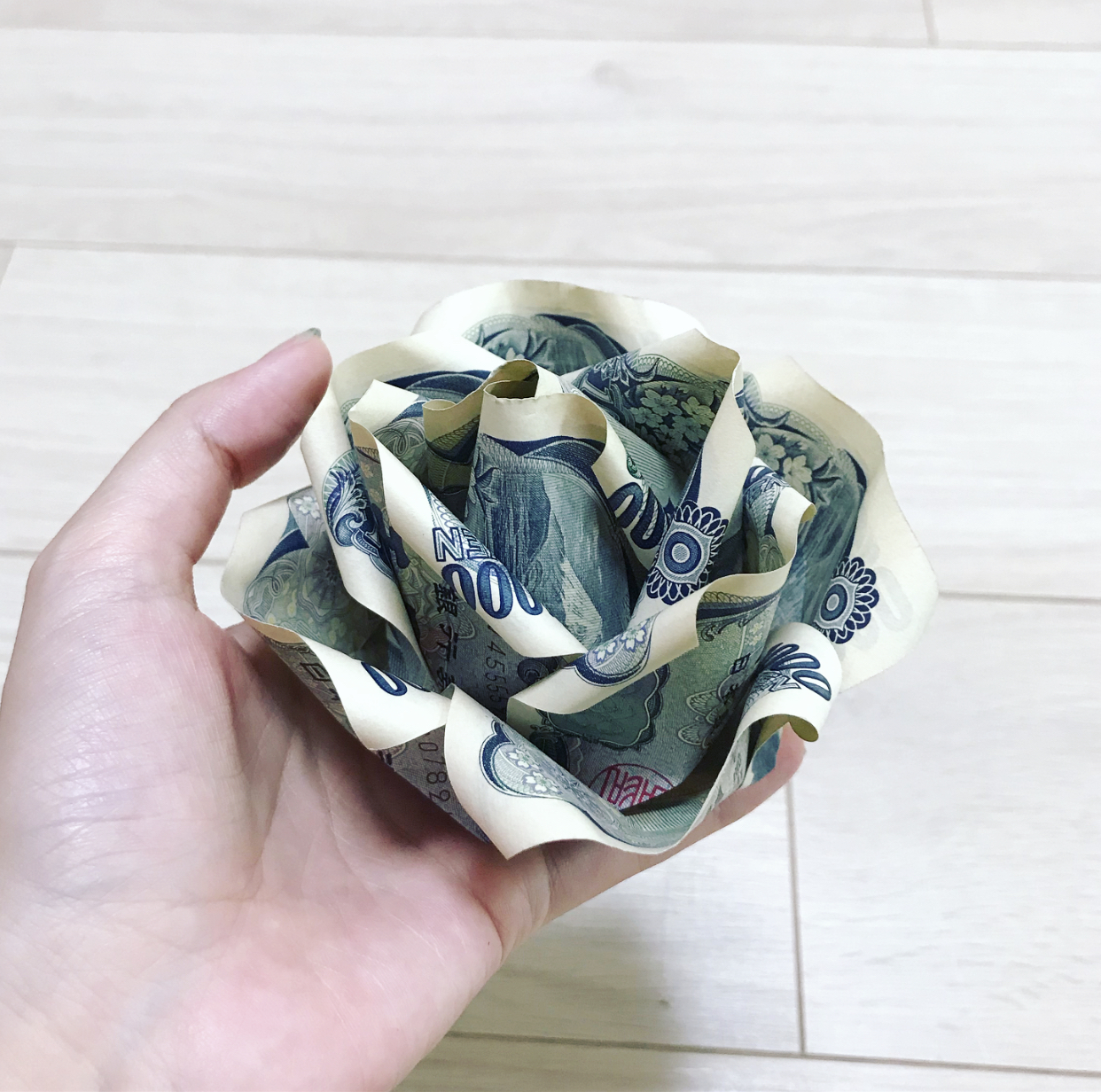 Yamon ยมน タイのイベントによくプレゼントで送られるお金の薔薇 気になって作り方調べて1輪作ってみたんだけどふぅん なるほどね 日本円は色が少ないけどなかなかかわいいんじゃない もしかしたら札束ブーケ見すぎて感覚が狂ってるかも