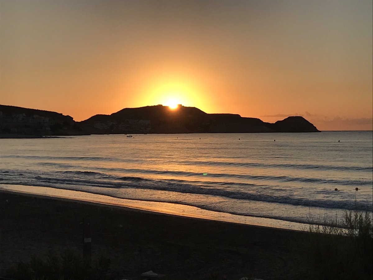 La luz del alba coronando el castillo de San Juan de los Terreros. Una maravilla visual que estimula el alma.