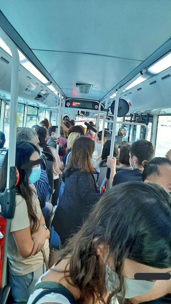 marta_sanjose's tweet photo. Divendres 8 del matí. Bus 34 direcció Virrei Amat. Ni mig mentre entre les persones que hi ha a dins. A cada parada puja més gent i en baixa menys. Distància de seguretat a on? @AdaColau @TMB_Barcelona @BCN_Mobilitat @barcelona_cat @gencat https://t.co/W1WCVA7mou https://t.co/02NZF9ZyOf