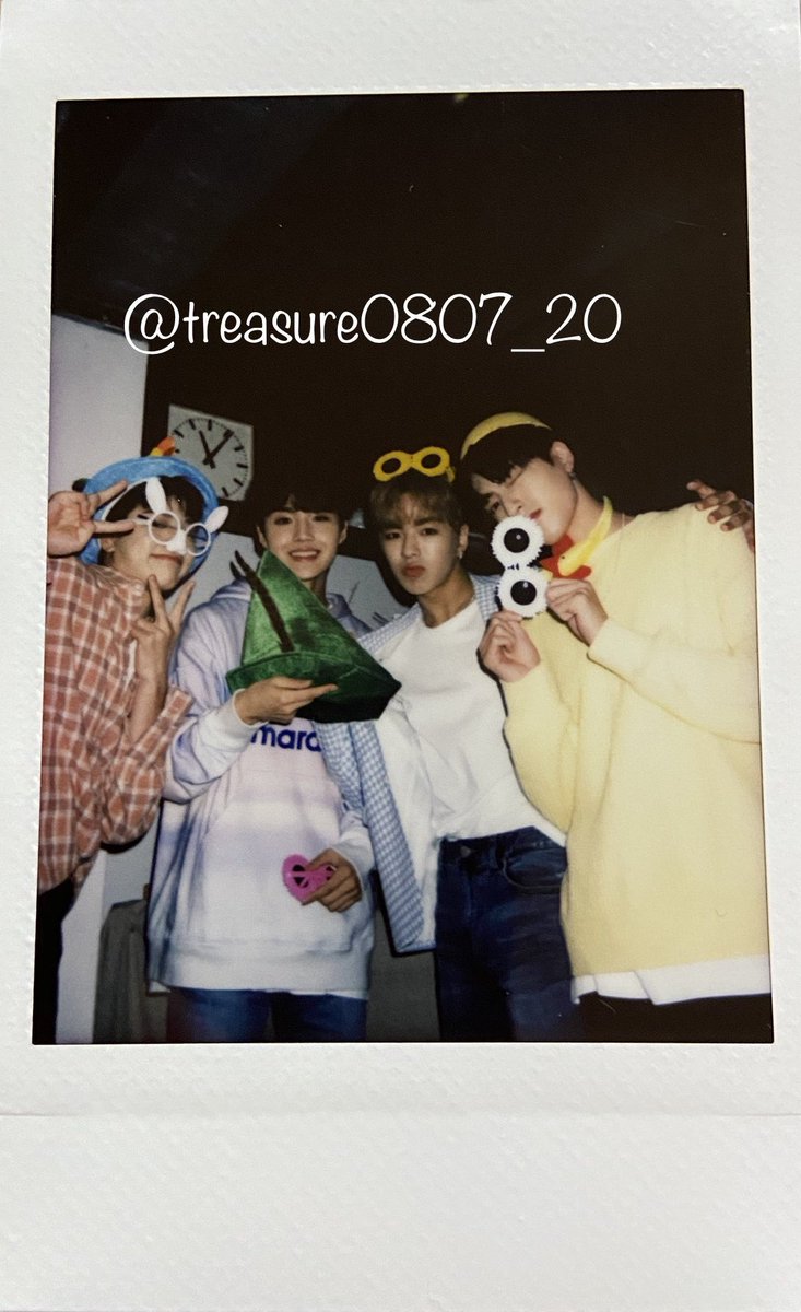 RUT0NIVERSE's tweet photo. twitter blueroom polaroid 🥺💛 https://t.co/efuoy7xbgJ
