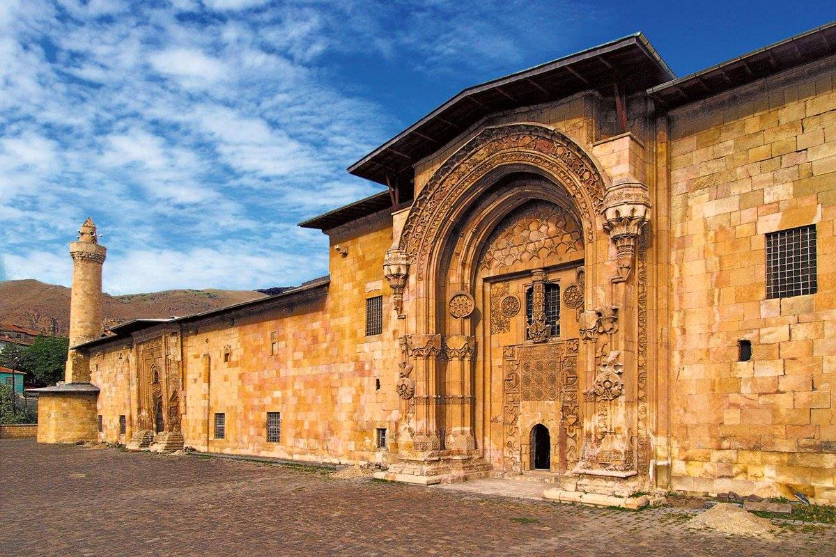 Niveau 3 :Located in modern-day Turkey, the 13th-century Divrigi Hospital was built alongside a mosque, and the two are a UNESCO World Heritage site.