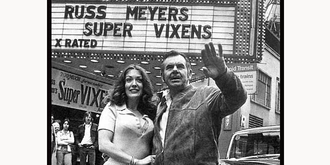 LELO_ES's tweet photo. #AtArte: Russ Meyer, el Fellini del sexo
Por @RosaDeArmasBDSM
>>> https://t.co/RsjQvRK4PV https://t.co/alP5cUWEBx