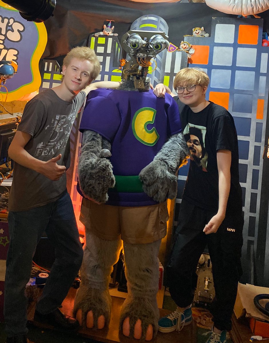 JosterField's tweet photo. @ChuckECheese please send me your face. https://t.co/9mx2fkppSs