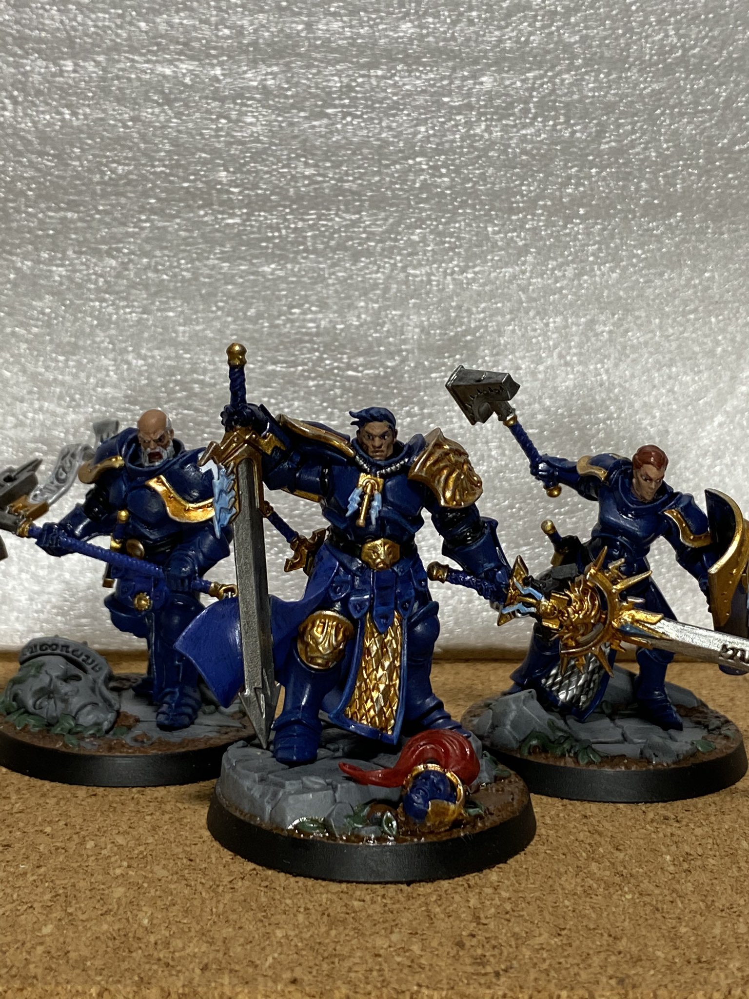 蒼我 ソウガ ウォーハンマー Aos ウォーハンマーを始めたきっかけにして初のキットバッシュしたユニット 自分は黒や紺色っぽい服や鎧 大剣 キャラの頭部は素顔である キャラクターが好きなんで即買いしたんよなぁー コレがなかったらウォー